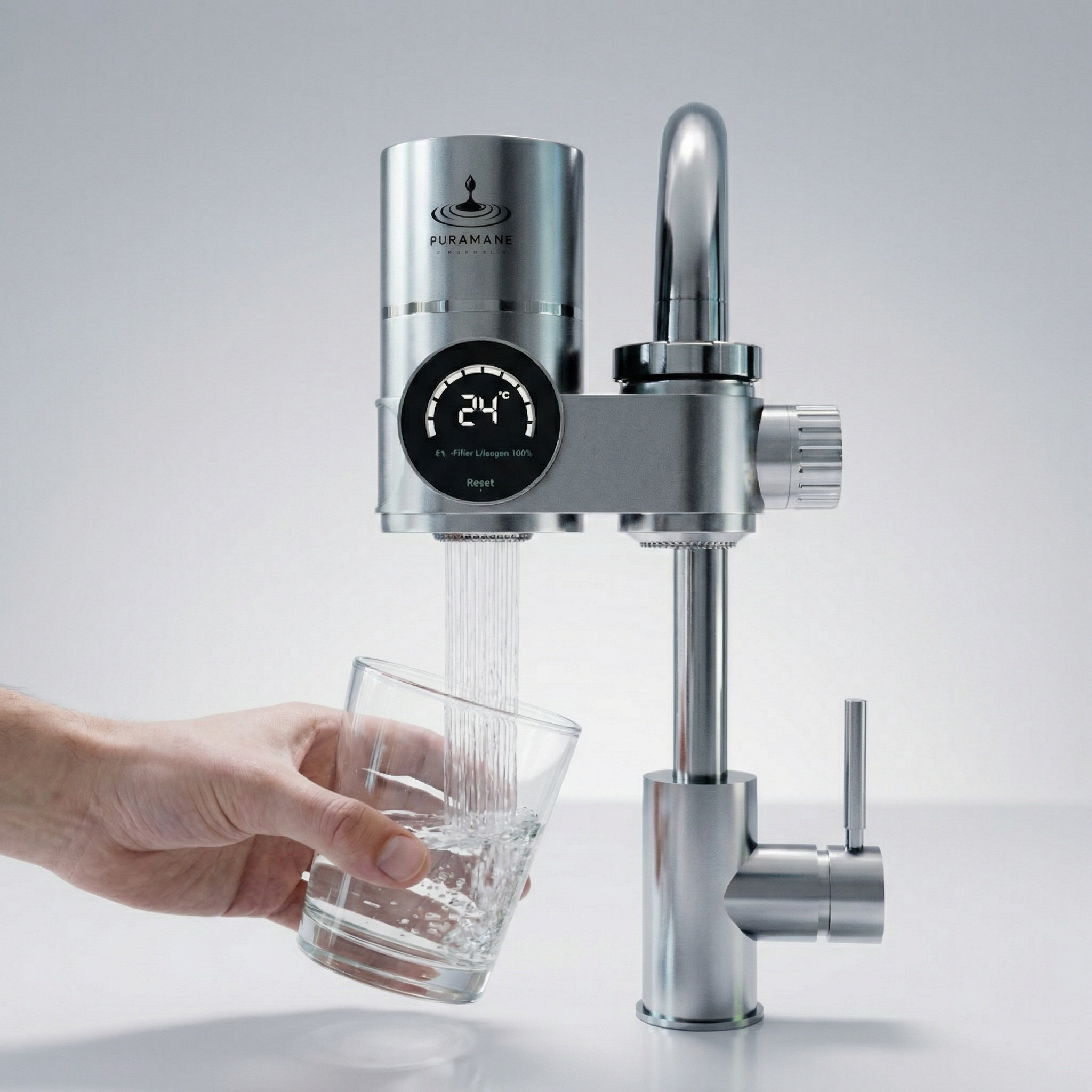 Eau filtrée Puramane versée dans un verre - filtre eau robinet sans pile