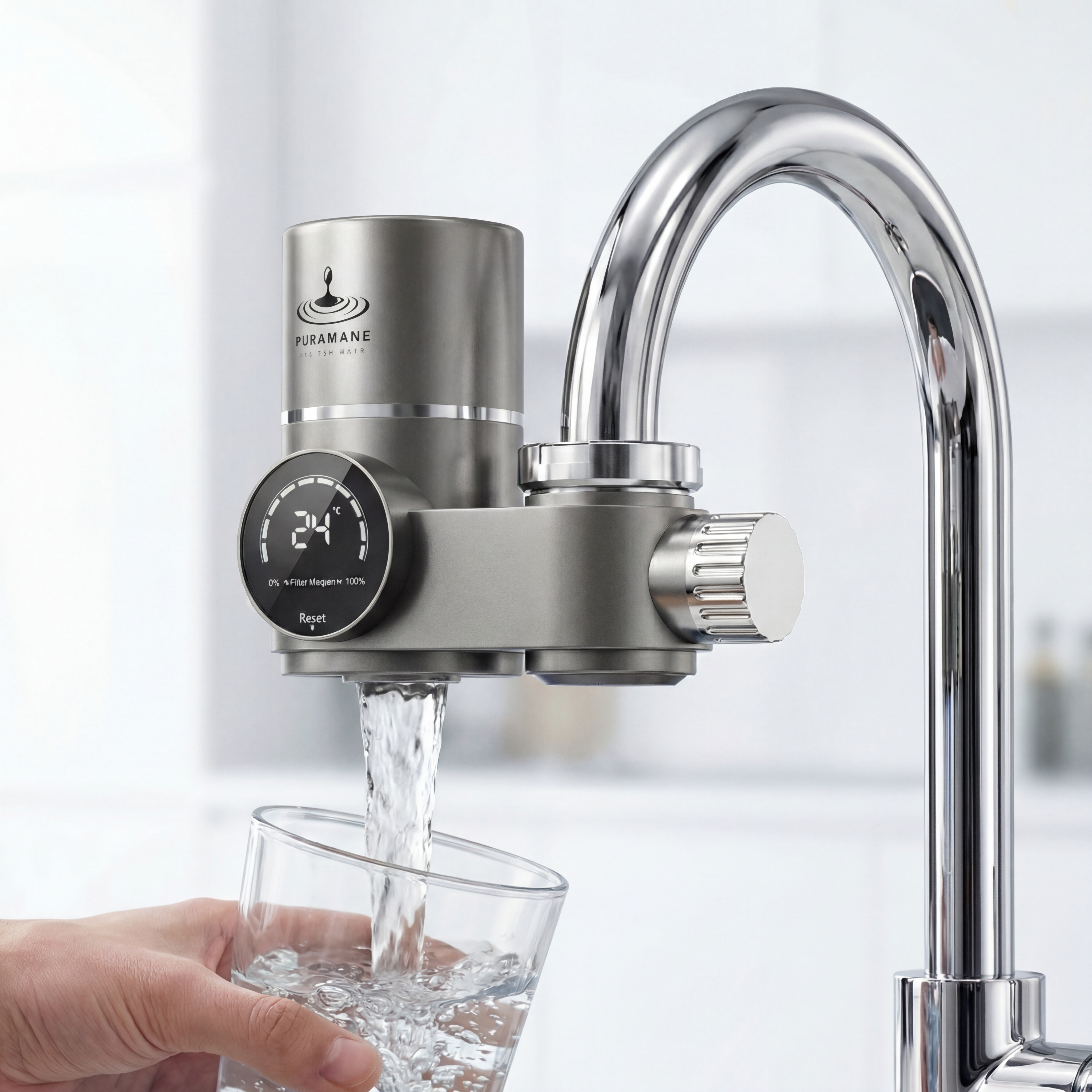 Filtre à eau Puramane installé sur robinet cuisine - purificateur eau en fonctionnement